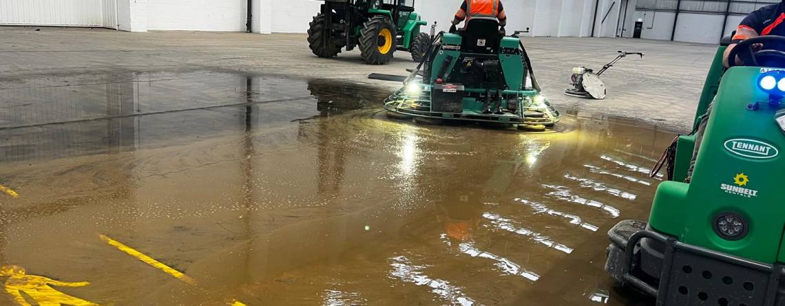 Industrial concrete polishing using a power trowel for large areas quickly
